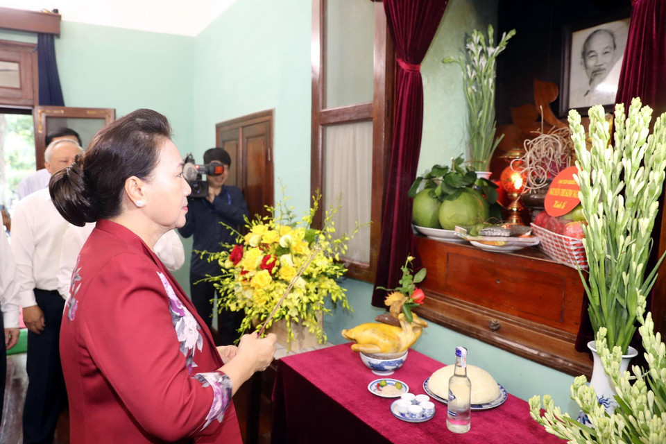 Chủ tịch Quốc hội Nguyễn Thị Kim Ngân cùng các Phó Chủ tịch Quốc hội Uông Chu Lưu, Phùng Quốc Hiển và lãnh đạo Văn phòng Quốc hội đến dâng hương, dâng hoa tại Nhà 67 trong Khu Di tích Phủ Chủ tịch - nơi Chủ tịch Hồ Chí Minh từng sinh sống và làm việc cho đến ngày cuối cùng. (Ảnh: Trọng Đức/TTXVN)