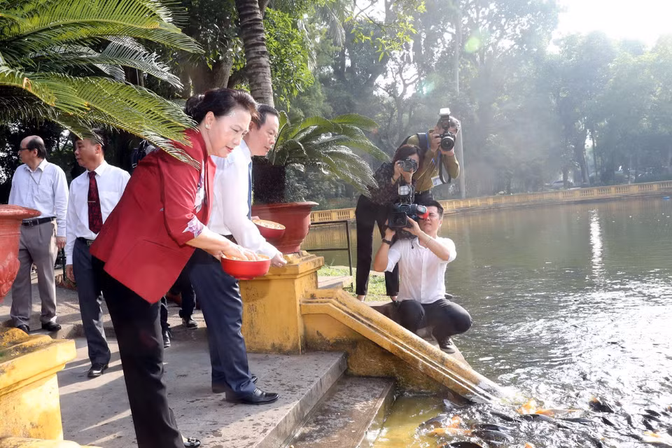 Chủ tịch Quốc hội Nguyễn Thị Kim Ngân thăm ao cá Bác Hồ trong Khu Di tích Phủ Chủ tịch. (Ảnh: Trọng Đức/TTXVN)