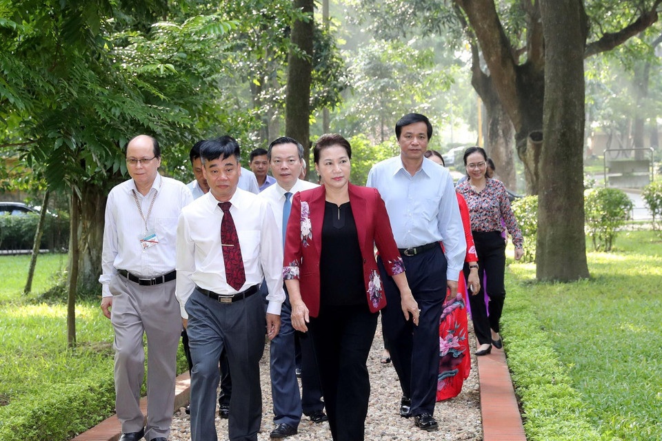 Chủ tịch Quốc hội Nguyễn Thị Kim Ngân tham quan khuôn viên Khu Di tích Phủ Chủ tịch. (Ảnh: Trọng Đức/TTXVN)