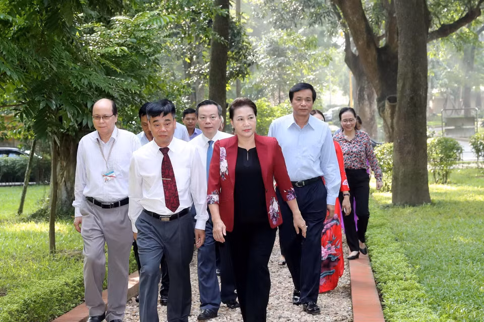 Chủ tịch Quốc hội Nguyễn Thị Kim Ngân tham quan khuôn viên Khu Di tích Phủ Chủ tịch. (Ảnh: Trọng Đức/TTXVN)