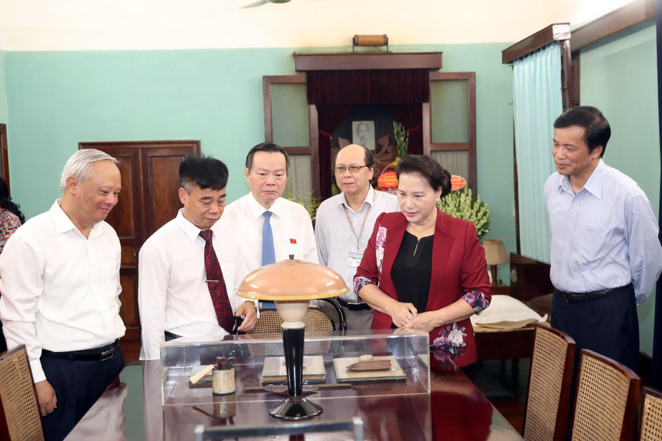 Chủ tịch Quốc hội Nguyễn Thị Kim Ngân tham quan và nghe giới thiệu không gian làm việc của Chủ tịch Hồ Chí Minh trong Nhà 67. (Ảnh: Trọng Đức/TTXVN)