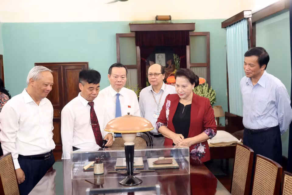 Chủ tịch Quốc hội Nguyễn Thị Kim Ngân tham quan và nghe giới thiệu không gian làm việc của Chủ tịch Hồ Chí Minh trong Nhà 67. (Ảnh: Trọng Đức/TTXVN)