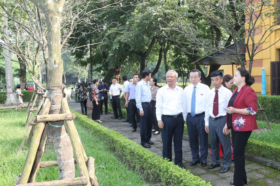 Chủ tịch Quốc hội Nguyễn Thị Kim Ngân tham quan khuôn viên Khu Di tích Phủ Chủ tịch. (Ảnh: Trọng Đức/TTXVN)