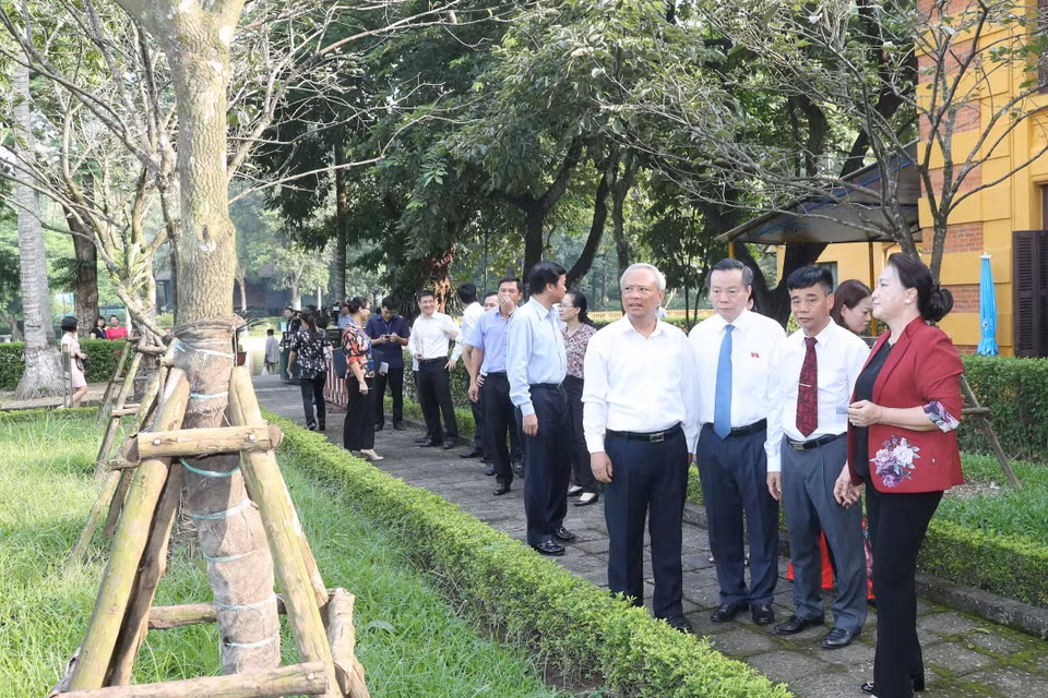Chủ tịch Quốc hội Nguyễn Thị Kim Ngân tham quan khuôn viên Khu Di tích Phủ Chủ tịch. (Ảnh: Trọng Đức/TTXVN)