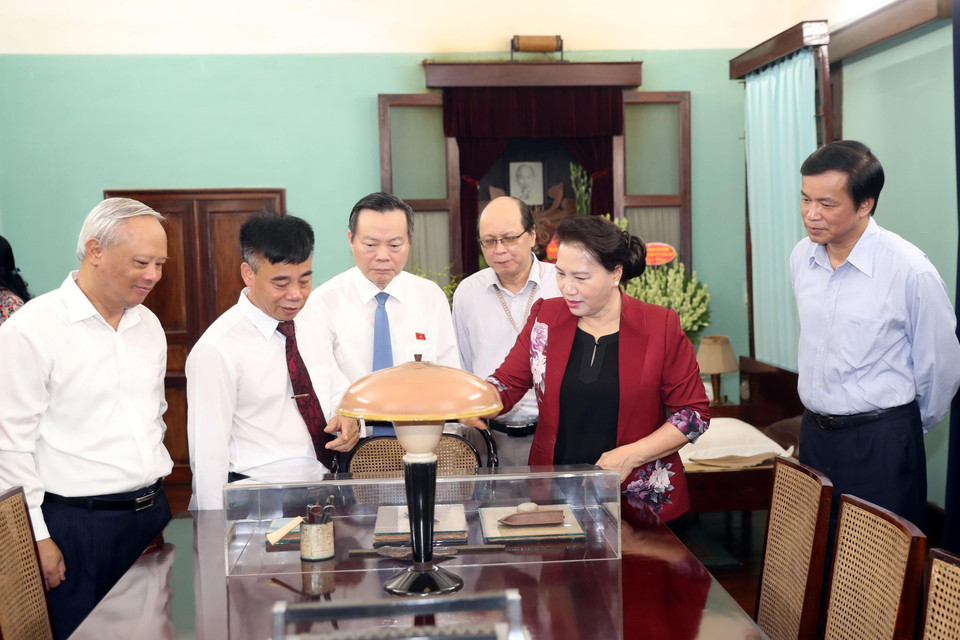 Chủ tịch Quốc hội Nguyễn Thị Kim Ngân tham quan và nghe giới thiệu không gian làm việc của Chủ tịch Hồ Chí Minh trong Nhà 67. (Ảnh: Trọng Đức/TTXVN)