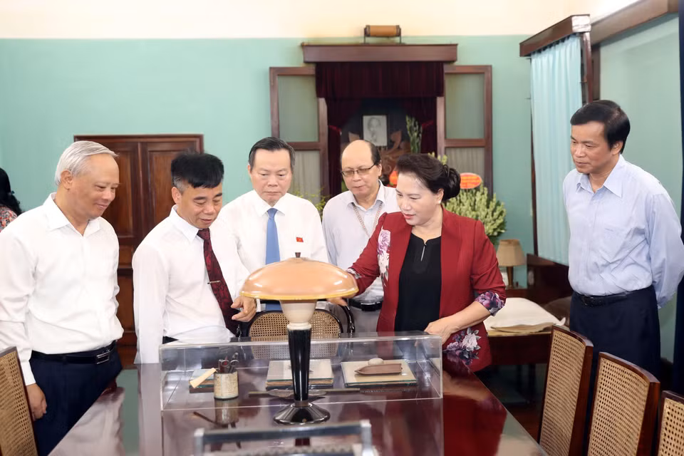 Chủ tịch Quốc hội Nguyễn Thị Kim Ngân tham quan và nghe giới thiệu không gian làm việc của Chủ tịch Hồ Chí Minh trong Nhà 67. (Ảnh: Trọng Đức/TTXVN)