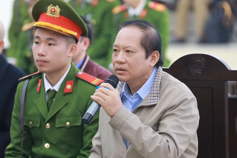 Bị cáo Trương Minh Tuấn (sinh năm 1960, nguyên Bộ trưởng Bộ Thông tin và Truyền thông) khai báo trước tòa. (Ảnh: Doãn Tấn/TTXVN)