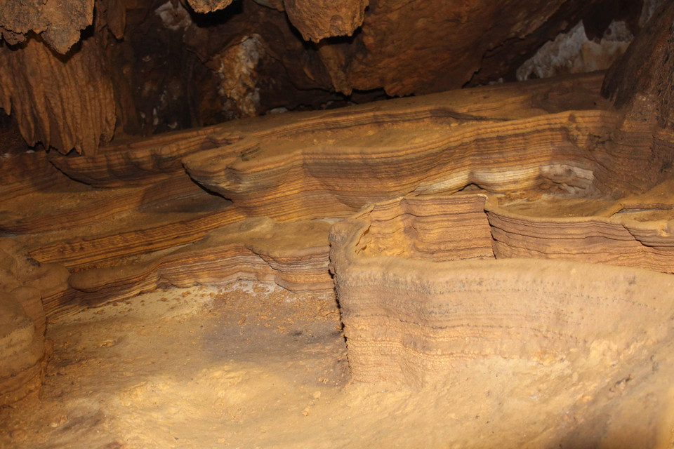 Khối nhũ đá hình dáng vân mây trong hang động Huổi Đáp. (Ảnh: Xuân Tiến/TTXVN)