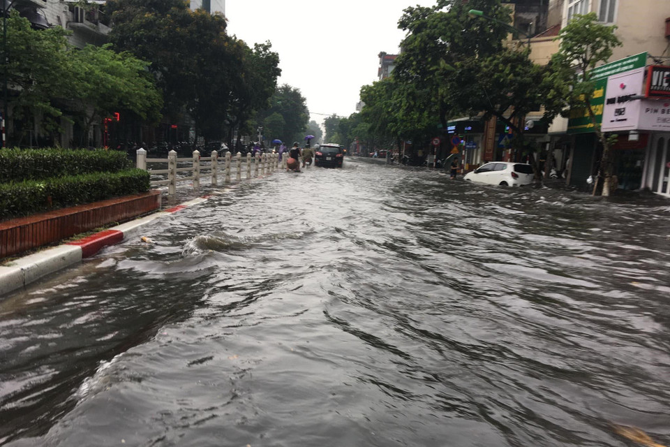 Nước ngập dâng cao trên phố Điện Biên Phủ. (Ảnh: Dương Giang/TTXVN)