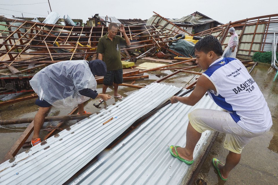 Khắc phục hậu quả cơn bão tại thành phố Tacloban. 