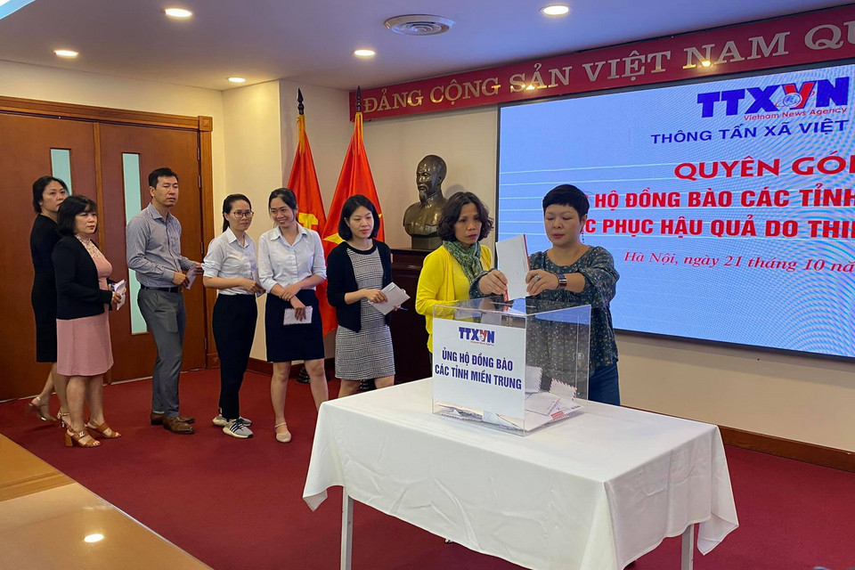 Cán bộ, viên chức Báo điện tử VietnamPlus tham gia quyên góp. (Ảnh: Vietnam+)