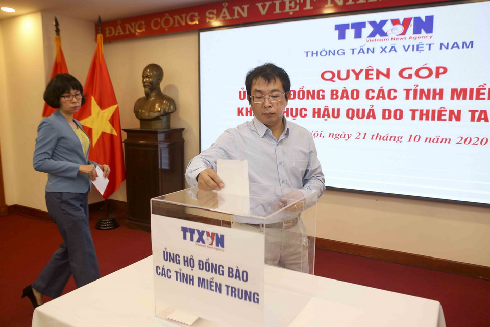 Ban lãnh đạo TTXVN tham gia quyên góp. (Ảnh: Tuấn Đức/TTXVN)