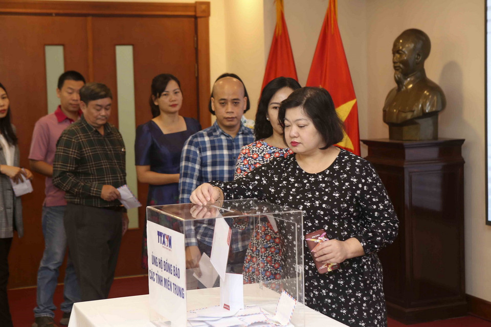 Cán bộ, viên chức Báo điện tử VietnamPlus tham gia quyên góp. (Ảnh: Tuấn Đức/TTXVN)
