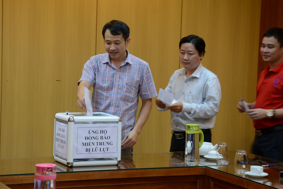 Các cán bộ, nhà báo, viên chức Cơ quan TTXVN khu vực miền Trung-Tây Nguyên ủng hộ chương trình. (Ảnh: Quốc Dũng/TTXVN)