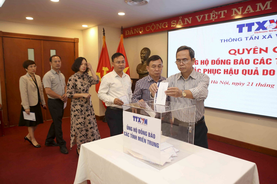 Cán bộ, viên chức TTXVN tham gia quyên góp. (Ảnh: Tuấn Đức/TTXVN)