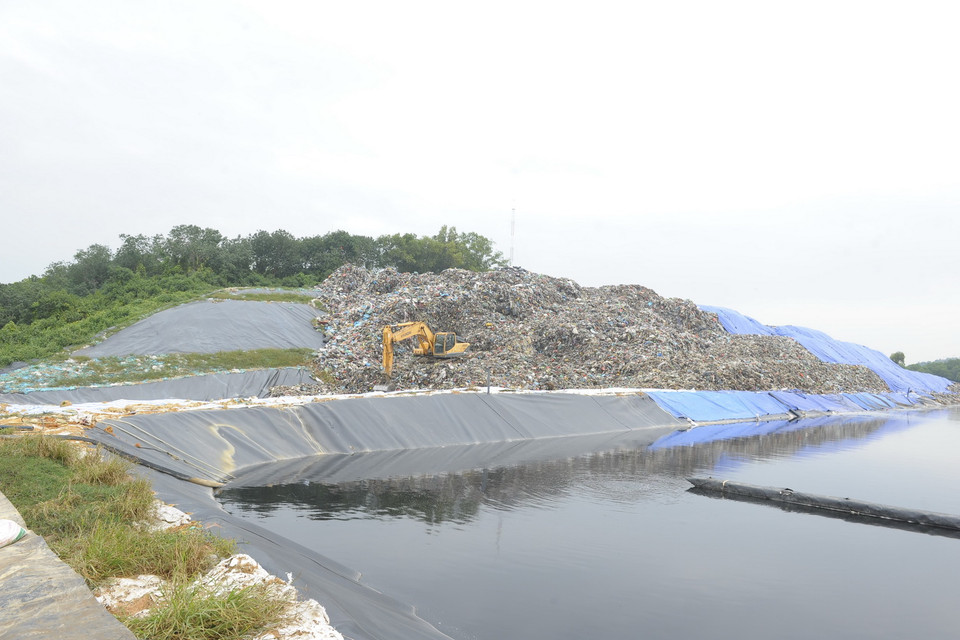  Bãi rác Nam Sơn mỗi ngày, đêm tiếp nhận xử lý đến trên 5.000 tấn rác của 17 quận, huyện Hà Nội. (Ảnh: Mạnh Khánh/TTXVN)