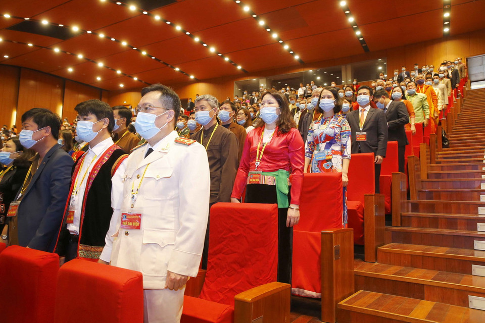 Đại biểu thực hiện nghi thức chào cờ tại Lễ khai mạc Đại hội. (Ảnh: Doãn Tấn/TTXVN)