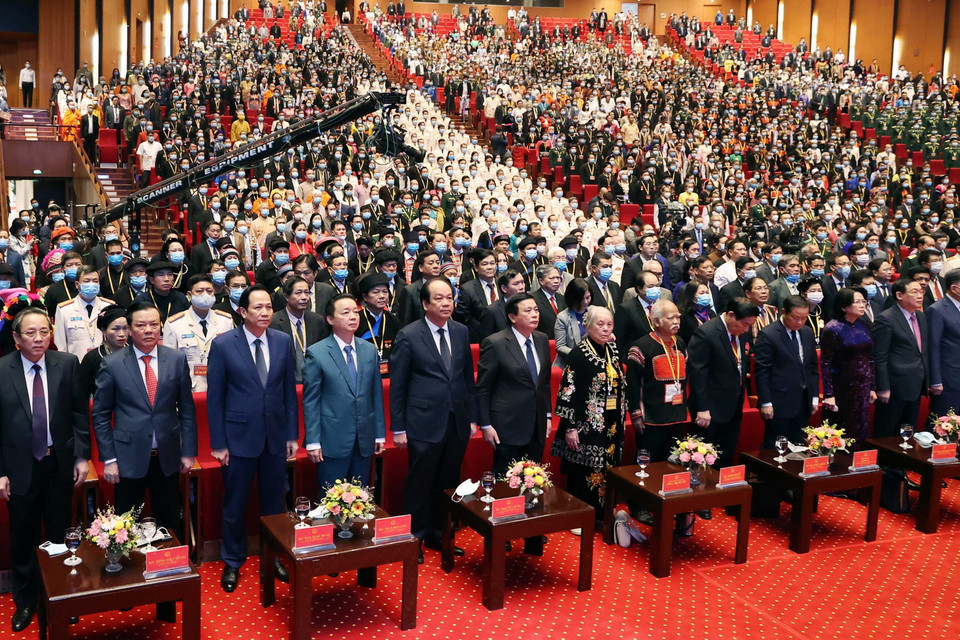 Các vị lãnh đạo, nguyên lãnh đạo Đảng, Nhà nước và đại biểu thực hiện nghi lễ chào cờ. (Ảnh: Thống Nhất/TTXVN)