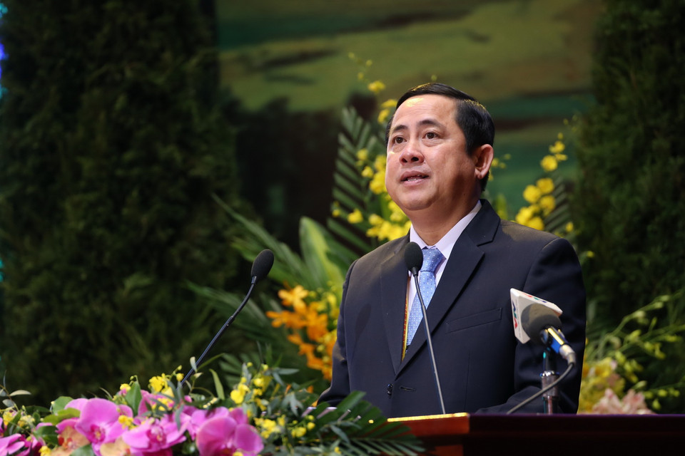 Ông Ngô Hùng, Phó Chủ tịch Ủy ban Nhân dân tỉnh Sóc Trăng phát biểu tham luận. (Ảnh: Dương Giang/TTXVN)