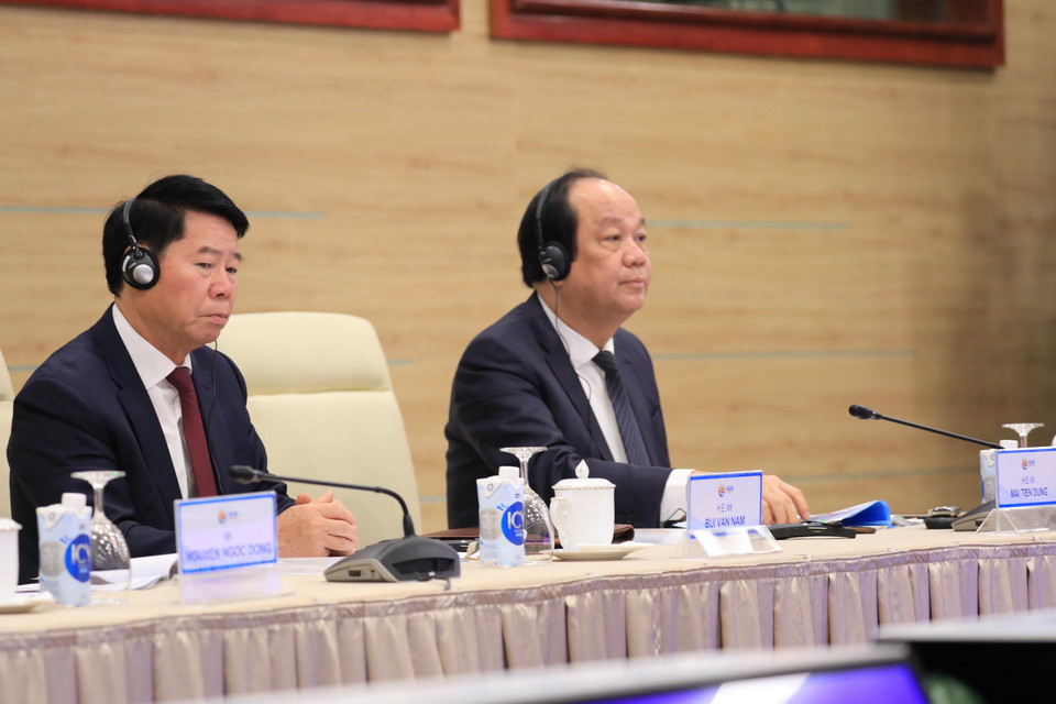 Bộ trưởng, Chủ nhiệm Văn phòng Chính phủ Mai Tiến Dũng và Thứ trưởng Bộ Công an Bùi Văn Nam dự Hội nghị Cấp cao Mekong-Hàn Quốc lần thứ 2 tại điểm cầu Hà Nội. (Ảnh: Thống Nhất/TTXVN)