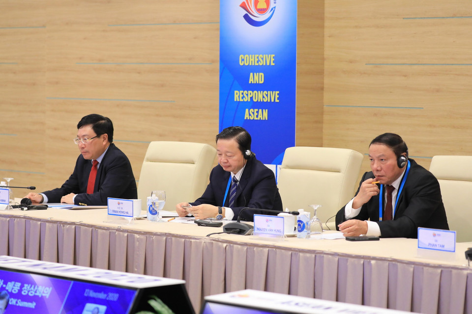 Phó Thủ tướng, Bộ trưởng Bộ Ngoại giao Phạm Bình Minh, Bộ trưởng Bộ Tài nguyên Môi trường Trần Hồng Hà, Thứ trưởng Bộ Văn hóa, Thể thao và Du lịch Nguyễn Văn Hùng dự Hội nghị Cấp cao Mekong-Hàn Quốc lần thứ 2 tại điểm cầu Hà Nội. (Ảnh: Thống Nhất/TTXVN)