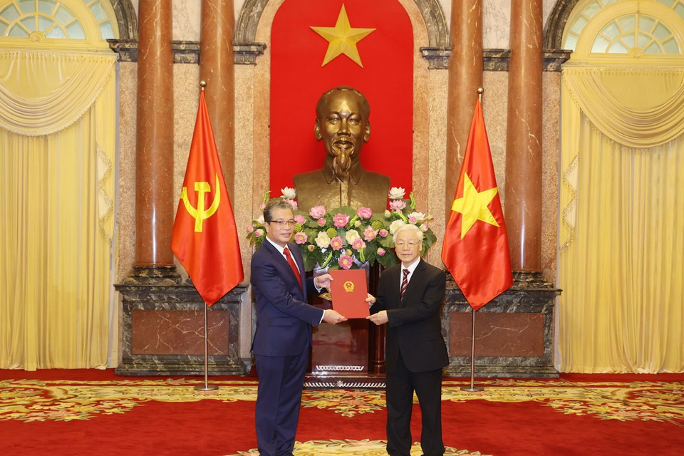 Tổng Bí thư, Chủ tịch nước Nguyễn Phú Trọng trao Quyết định cho các Đại sứ mới. (Ảnh: Trí Dũng/TTXVN)