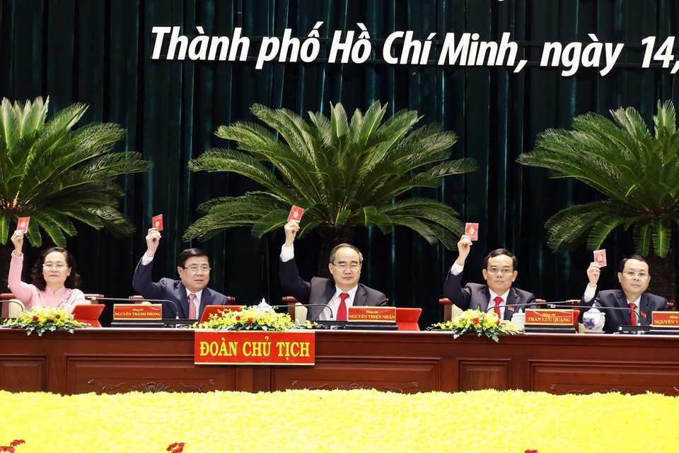 Các đại biểu biểu quyết thông qua báo cáo thẩm tra tư cách đại biểu. (Ảnh: Thống Nhất/TTXVN)