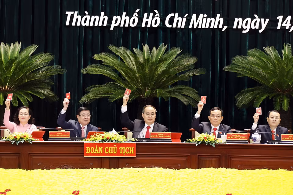 Các đại biểu biểu quyết thông qua báo cáo thẩm tra tư cách đại biểu. (Ảnh: Thống Nhất/TTXVN)