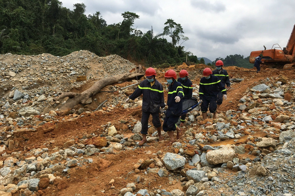 Chuyển thi thể công nhân về Bệnh viện Trung ương Huế để bảo quản, chờ người thân đến làm thủ tục nhận diện. (Ảnh: Đỗ Trưởng/TTXVN)