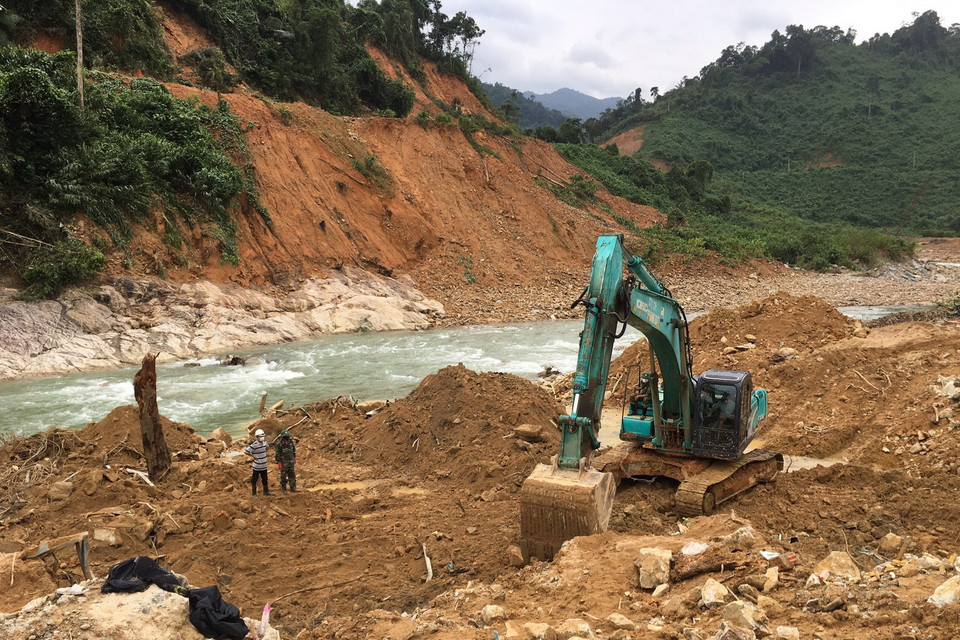 Hiện trường tìm kiếm ở thủy điện Rào Trăng 3. (Ảnh: Đỗ Trưởng/TTXVN)