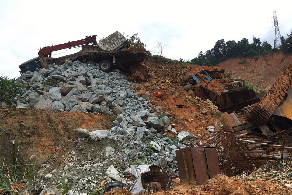 Hiện trường tìm kiếm ở thủy điện Rào Trăng 3. (Ảnh: Đỗ Trưởng/TTXVN)