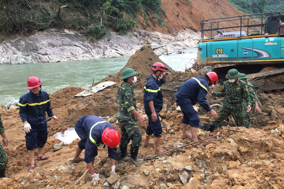 Lực lượng cứu hộ nỗ lực tìm kiếm những công nhân còn đang bị vùi lấp. (Ảnh: Đỗ Trưởng/TTXVN)