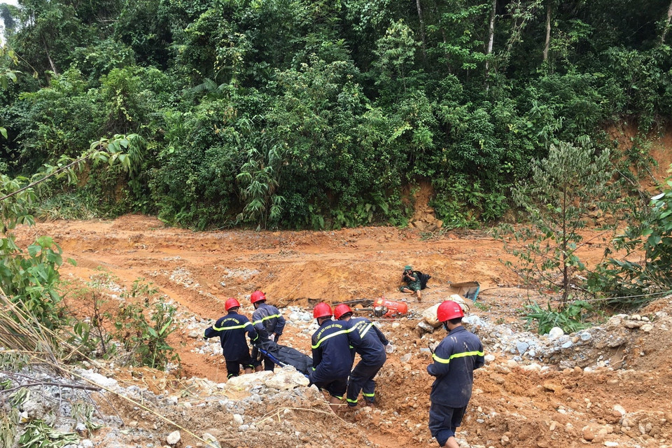 Chuyển thi thể công nhân về Bệnh viện Trung ương Huế để bảo quản, chờ người thân đến làm thủ tục nhận diện. (Ảnh: Đỗ Trưởng/TTXVN)