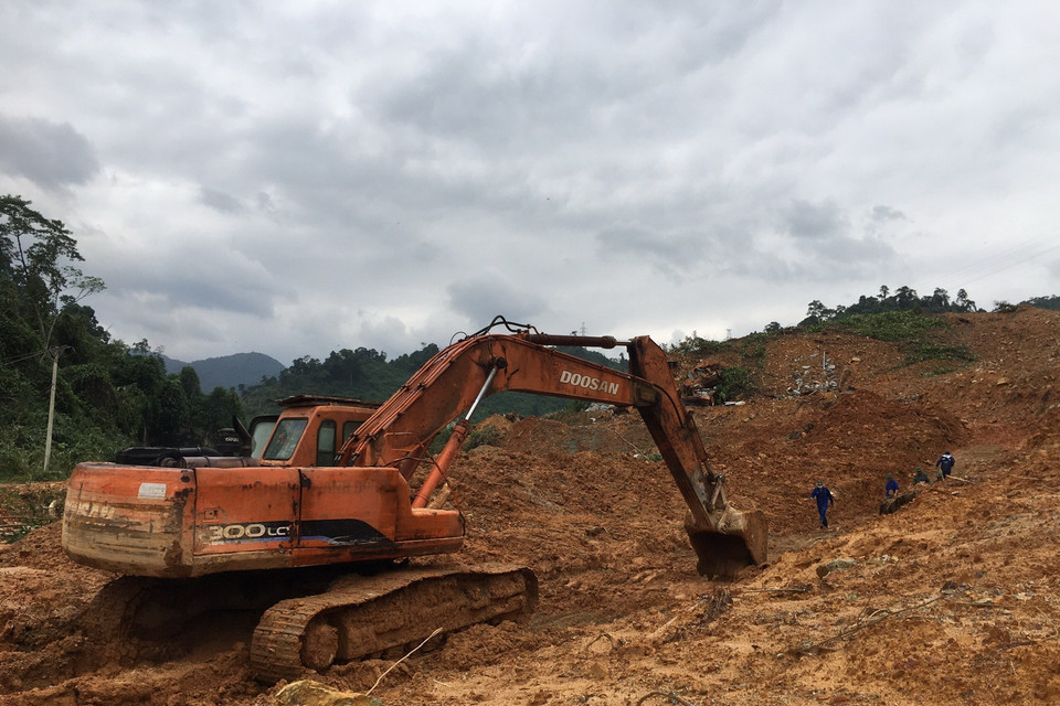 Hiện trường tìm kiếm ở thủy điện Rào Trăng 3. (Ảnh: Đỗ Trưởng/TTXVN)