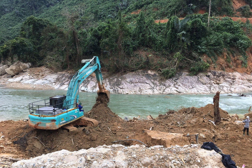 Hiện trường tìm kiếm ở thủy điện Rào Trăng 3. (Ảnh: Đỗ Trưởng/TTXVN)