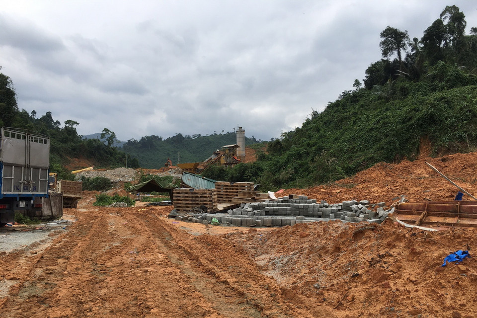 Hiện trường tìm kiếm ở thủy điện Rào Trăng 3. (Ảnh: Đỗ Trưởng/TTXVN)