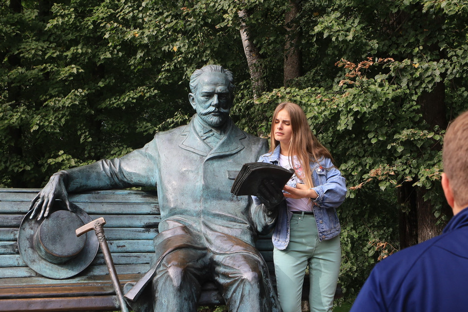  Bảo tàng âm nhạc Tchaikovsky, xưa kia là một Điền trang bề thế, là nơi nhà soạn nhạc vĩ đại người Nga Piotr Tchaikovsky sống những năm cuối đời. Ảnh: Tượng Piotr Tchaikovsky trong khuôn viên Bảo tàng mang tên ông ở thành phố Klin. (Ảnh: Trần Hiếu/TTXVN)