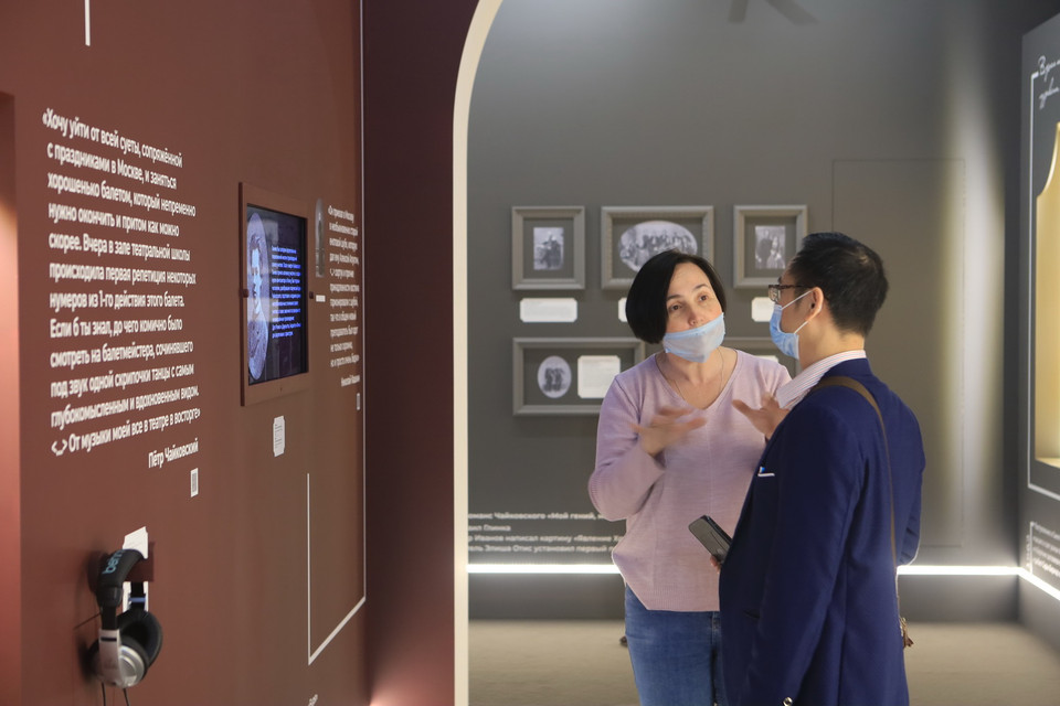  Các nhân viên của bảo tàng giới thiệu với khách tham quan về thân thế, sự nghiệp sáng tác nổi bật của nhà soạn nhạc vĩ đại người Nga Piotr Tchaikovsky. (Ảnh: Trần Hiếu/TTXVN)