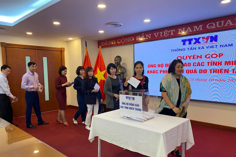 Cán bộ, viên chức Báo điện tử VietnamPlus tham gia quyên góp. (Ảnh: Vietnam+)