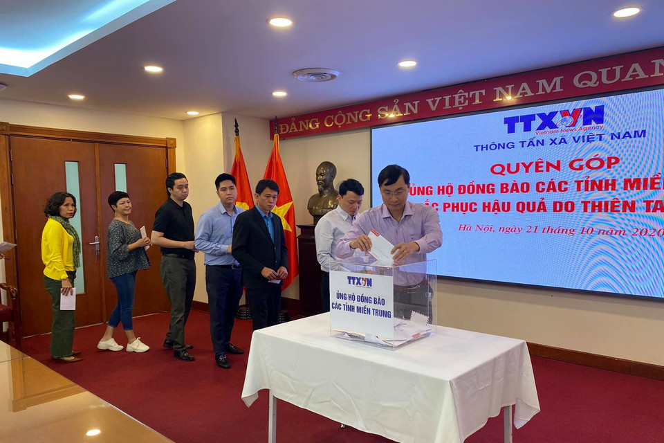 Cán bộ, viên chức Báo điện tử VietnamPlus tham gia quyên góp. (Ảnh: Vietnam+)