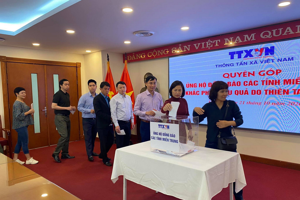 Cán bộ, viên chức Báo điện tử VietnamPlus tham gia quyên góp. (Ảnh: Vietnam+)
