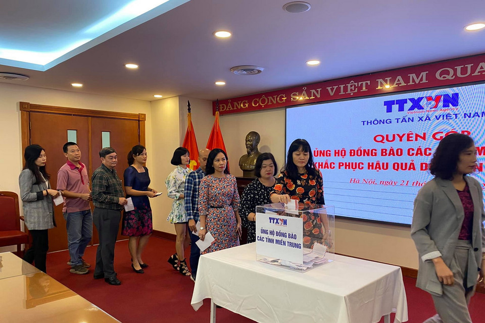 Cán bộ, viên chức Báo điện tử VietnamPlus tham gia quyên góp. (Ảnh: Vietnam+)