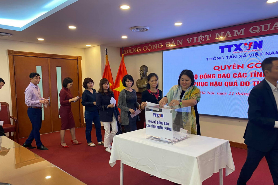Cán bộ, viên chức Báo điện tử VietnamPlus tham gia quyên góp. (Ảnh: Vietnam+)