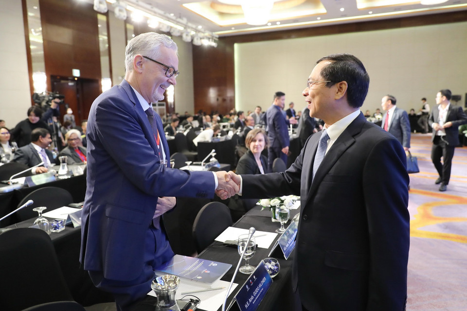 Thứ trưởng Thường trực Bộ Ngoại giao Bùi Thanh Sơn với các đại biểu dự Hội thảo khoa học quốc tế về biển Đông lần thứ 12. (Ảnh: Lâm Khánh/TTXVN)