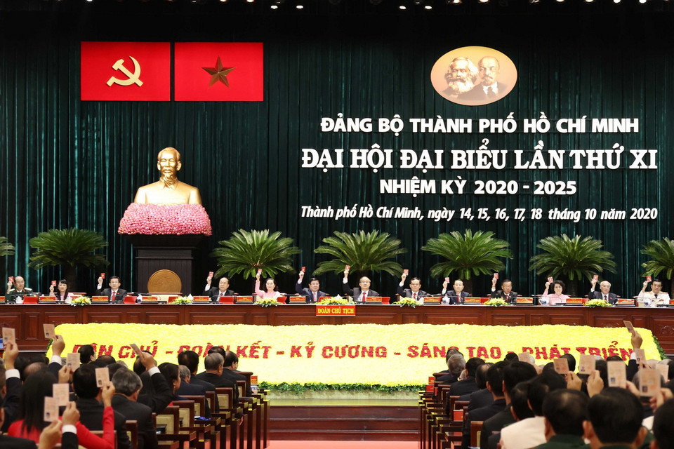 Các đại biểu biểu quyết thông qua báo cáo thẩm tra tư cách đại biểu. (Ảnh: Thống Nhất/TTXVN)