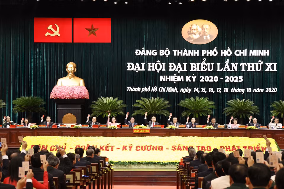 Các đại biểu biểu quyết thông qua báo cáo thẩm tra tư cách đại biểu. (Ảnh: Thống Nhất/TTXVN)