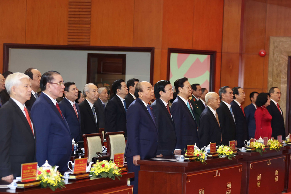 Thủ tướng Nguyễn Xuân Phúc, các đồng chí lãnh đạo, nguyên lãnh đạo Đảng, Nhà nước và các đại biểu thực hiện nghi thức chào cờ tại Đại hội. (Ảnh: Thống Nhất/TTXVN)