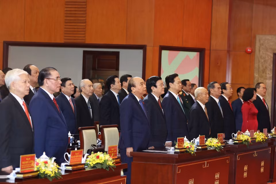  Thủ tướng Nguyễn Xuân Phúc, các đồng chí lãnh đạo, nguyên lãnh đạo Đảng, Nhà nước và các đại biểu thực hiện nghi thức chào cờ tại Đại hội. (Ảnh: Thống Nhất/TTXVN)