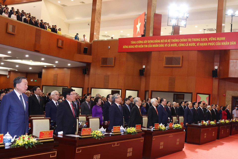  Thủ tướng Nguyễn Xuân Phúc, các đồng chí lãnh đạo, nguyên lãnh đạo Đảng, Nhà nước và các đại biểu thực hiện nghi thức chào cờ tại Đại hội. (Ảnh: Thống Nhất/TTXVN)