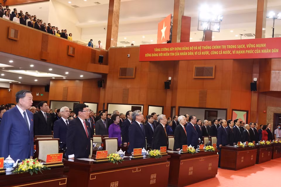  Thủ tướng Nguyễn Xuân Phúc, các đồng chí lãnh đạo, nguyên lãnh đạo Đảng, Nhà nước và các đại biểu thực hiện nghi thức chào cờ tại Đại hội. (Ảnh: Thống Nhất/TTXVN)